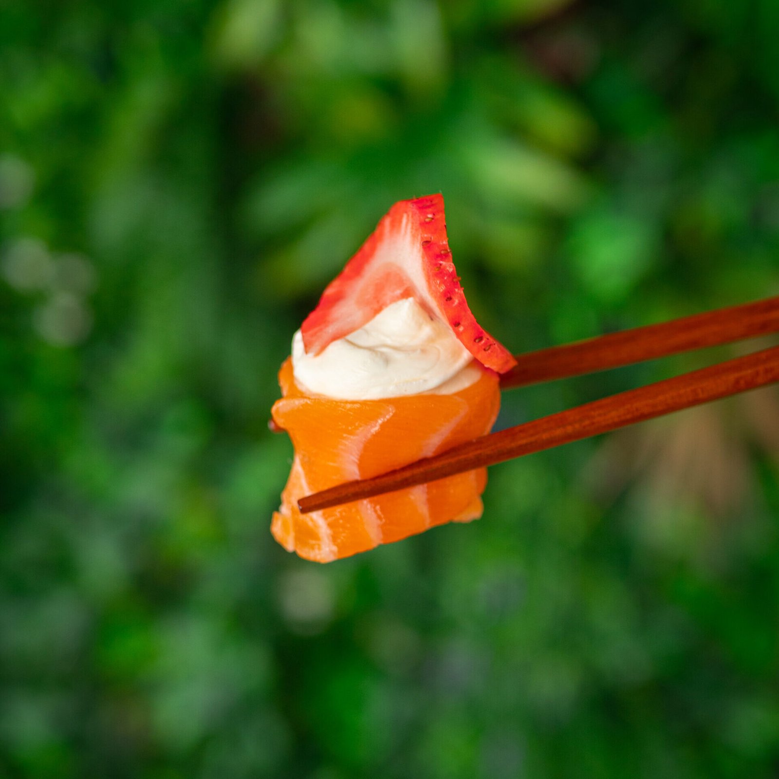 Gunkan Salmão e Morango – 4 Pcs